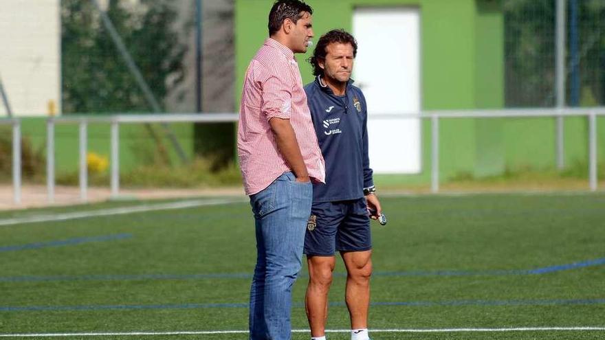 Roberto Feáns y Luisito charlando durante un entrenamiento en A Seca. // Rafa Vázquez