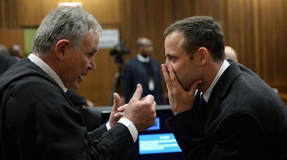 Oscar Pistorius conversa amb el seu advocat, Barry Roux, al Tribunal Superior de Pretòria, durant el judici contra l’atleta per matar la seva nòvia.