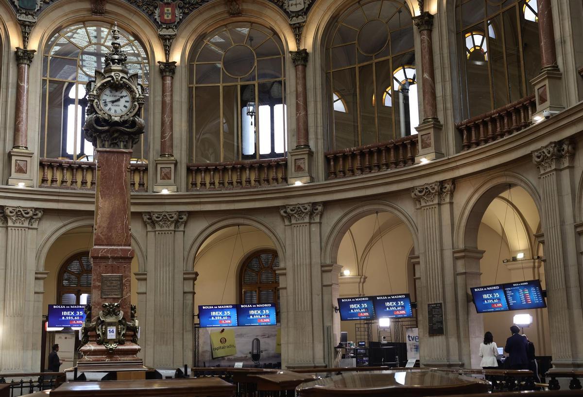 Varios paneles con valores del Ibex 35, en el Palacio de la Bolsa.