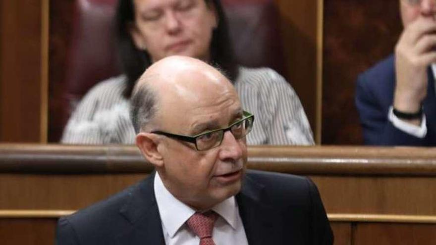 Cristóbal Montoro, durante la sesión de control al Gobierno.