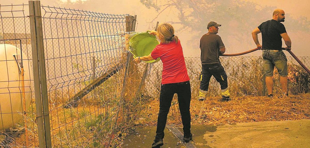 Vecinos se enfrentaron con sus medios al incendio de Cualedro.