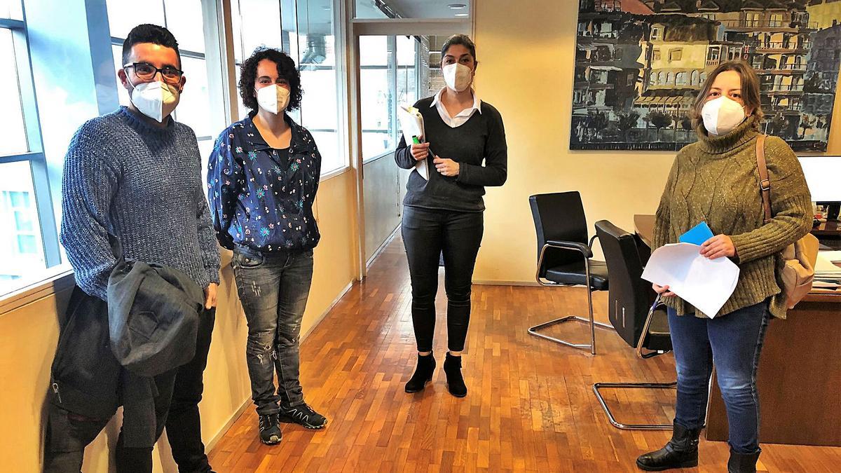 Tomás Hermelo, Laura Verde, Victoria Portas y Ánxela Vizoso, ayer, antes de entrar a la sala de reuniones de la Alcaldía.   | // G.NÚÑEZ