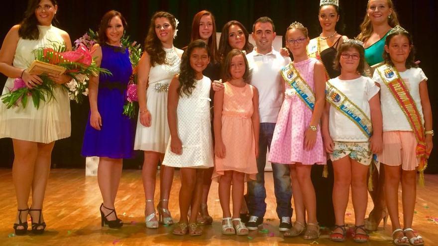 Presentadoras del acto, reinas y damas entrantes, concejal de fiestas y reinas y damas 2014, tras finalizar el acto.