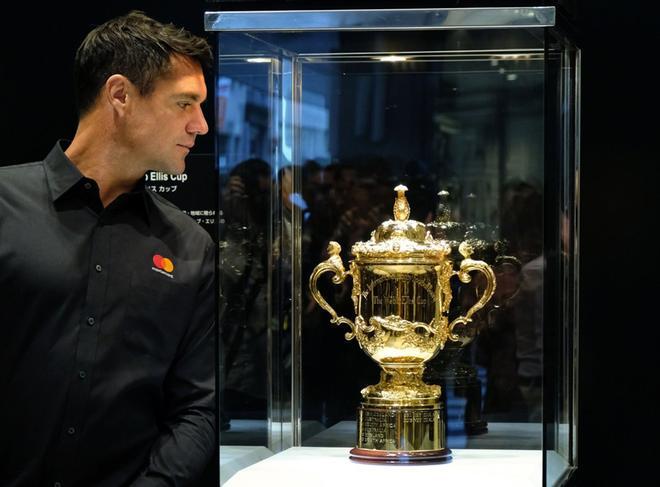 El exjugador de los All Blacks Dan Carter mira la Webb Ellis Cup, el trofeo para el ganador del Mundial de Rugby, que es exhibido en Tokyo de cara al Mundial del 2019