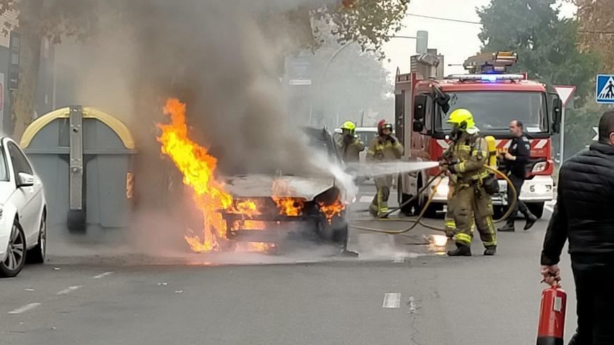 Alarma en la avenida de la Hispanidad al salir un coche ardiendo