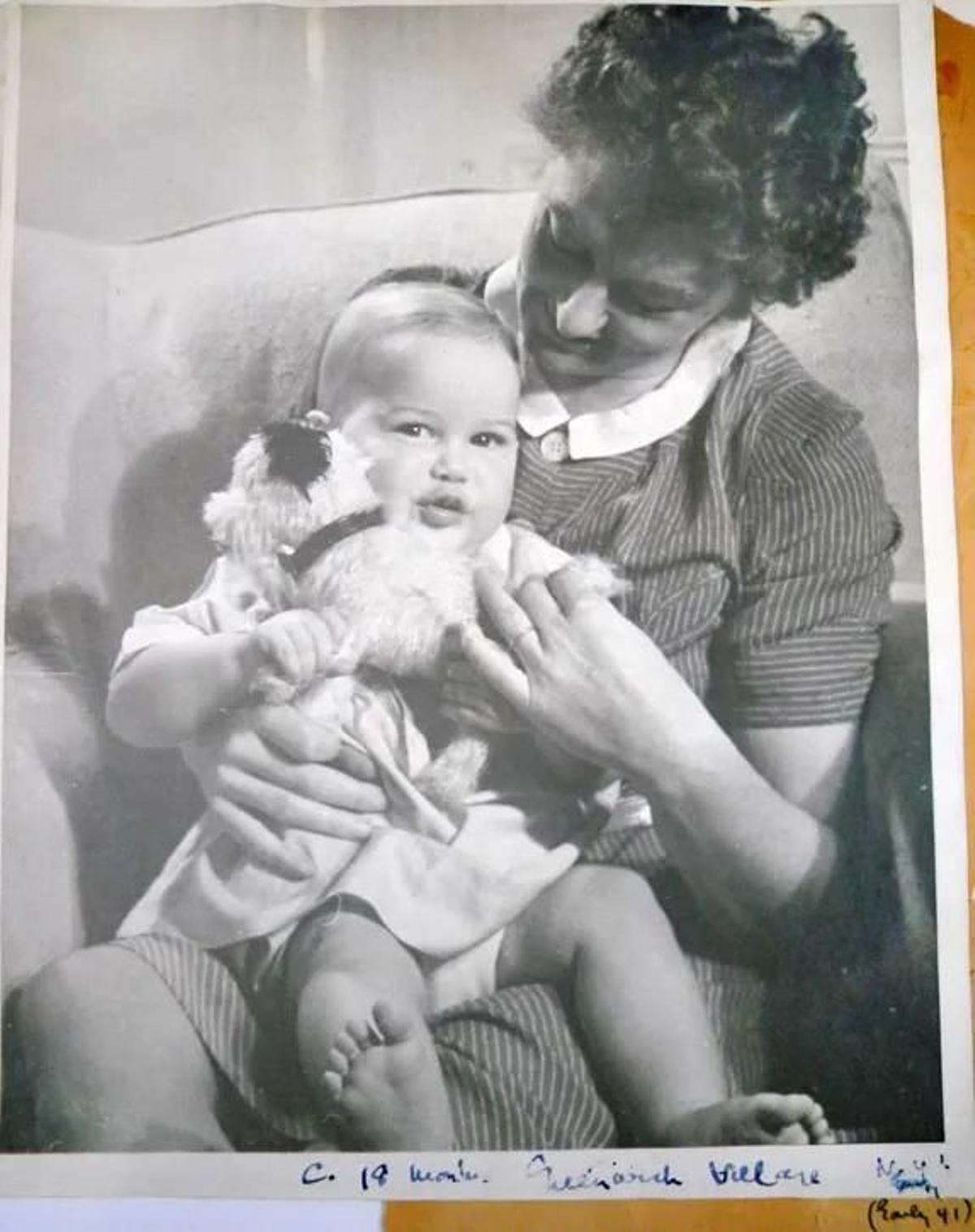 P. L. Travers con su hijo Camillus en una fotografía de archivo.