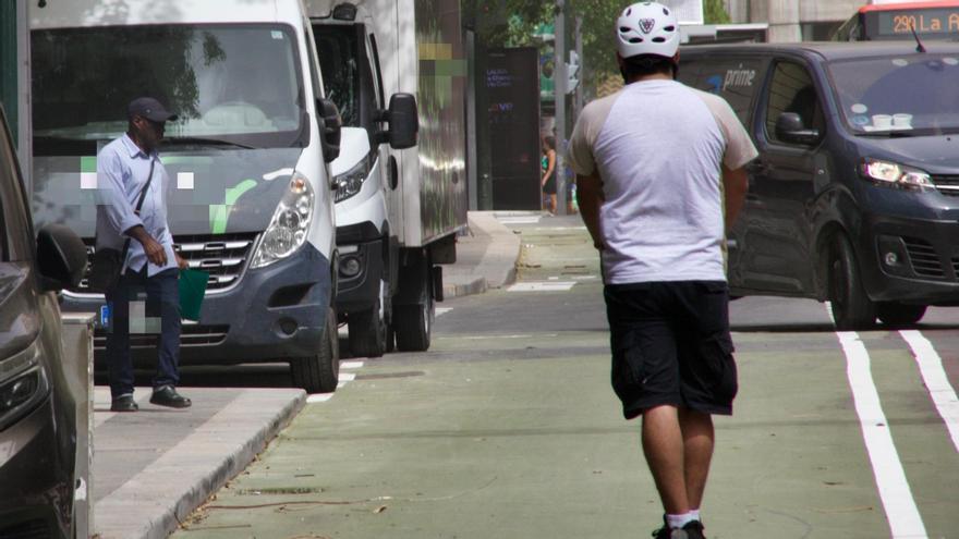 Camiones aparcan sobre el carril bici en la Gran Vía