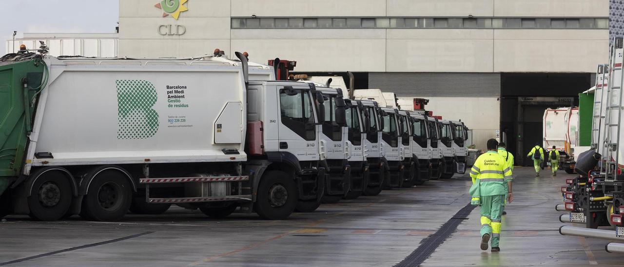 Vehículos del servicio de limpieza, aparcados en un depósito de la Zona Franca.