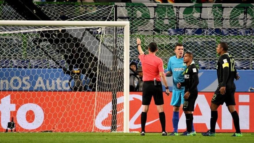 El polémico primer penalti por videoarbitraje de la historia