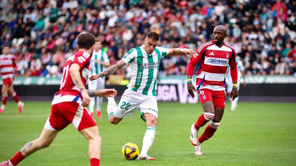 Carlos Isaac prepara un disparo durante el choque con el Granada.