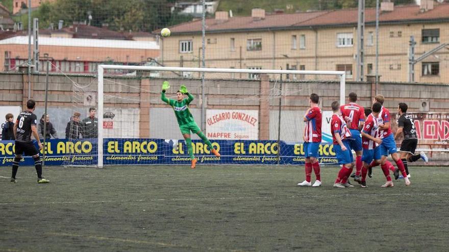 Una jugada del partido disputado en el Nuevo Nalón entre L´Entregu y Lealtad el pasado mes.