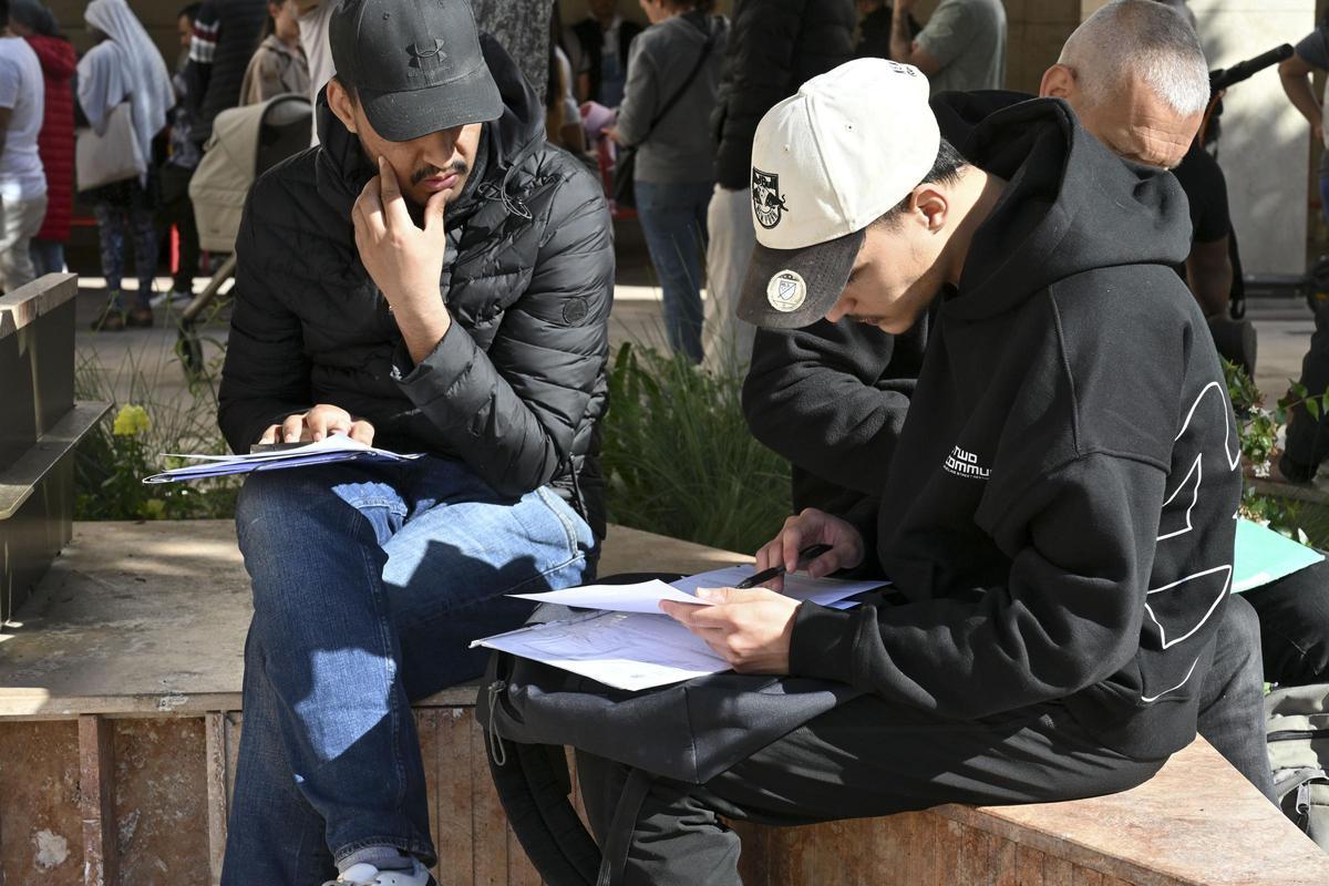 Una mañana en una ONG colaboradora en la regularización: "Tranquilos, vais a entrar todos"