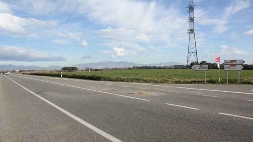 A la dreta, la intersecció que porta cap a Garrigàs a l&#039;N-II.