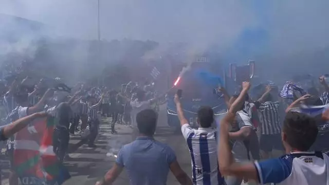 Una marea txuri urdin despide al equipo donostiarra en el inicio de su viaje a Sevilla