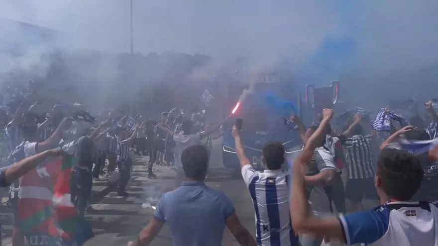 Una marea txuri urdin despide al equipo donostiarra en el inicio de su viaje a Sevilla