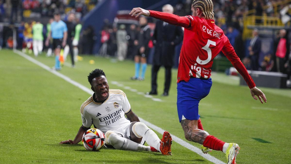 Vinicius y Rodrigo de Paul, en el Real Madrid - Atlético de la Supercopa.