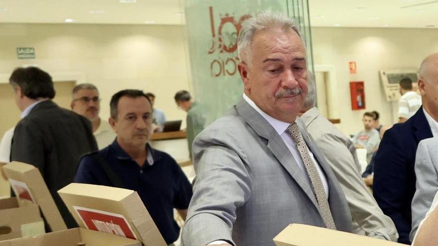 Felipe Moreno vota en la última Junta de Accionistas.