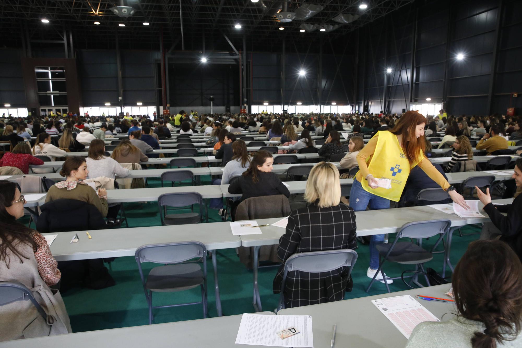 Miles de personas participan en la macrooposición de la sanidad pública asturiana.