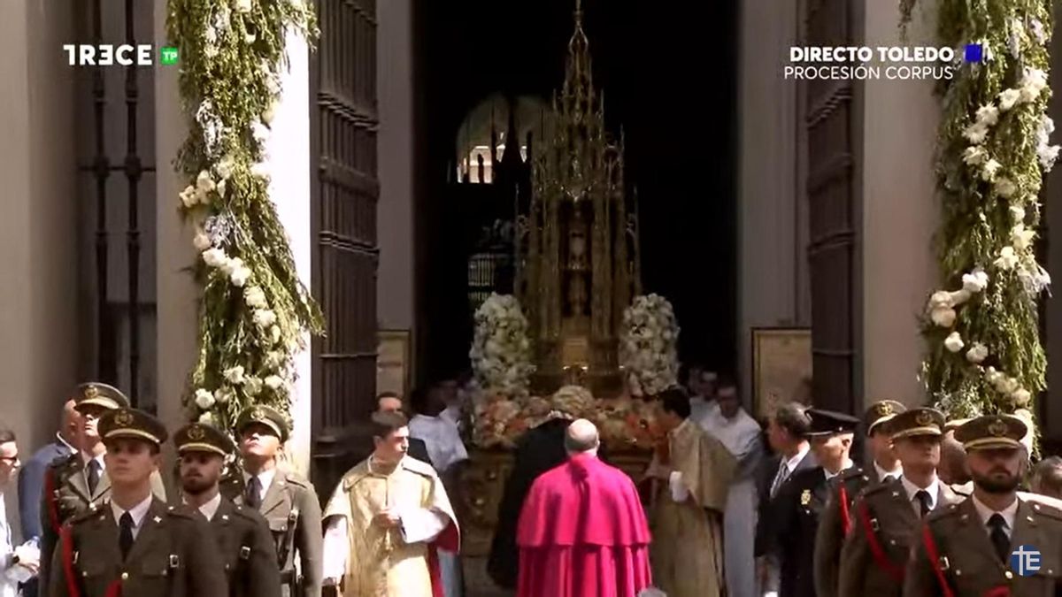 La Custodia sale de la Catedral de Toledo en el día del Corpus Christi