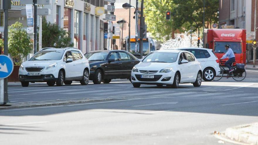 Varios coches circulan por la capital.