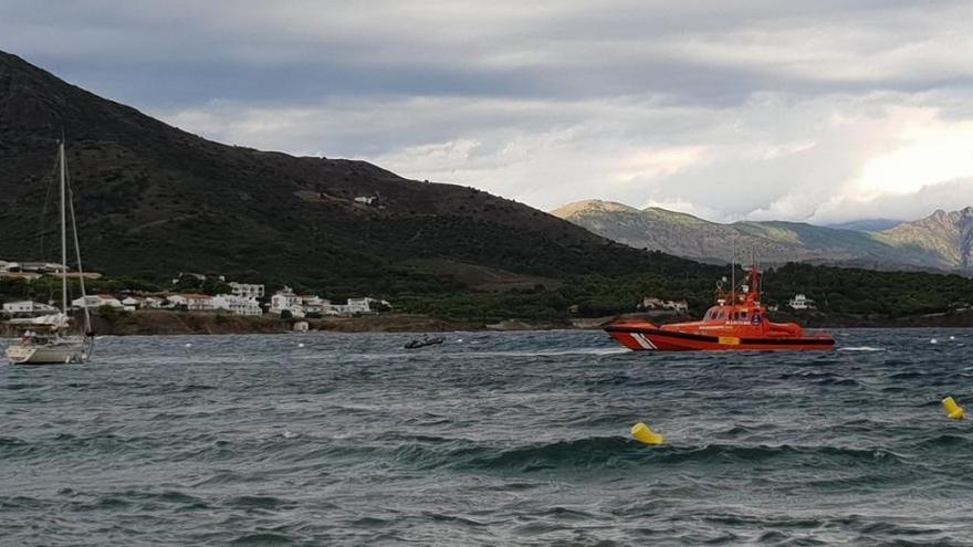 Apareix un veler encallat davant de la platja al Port de la Selva