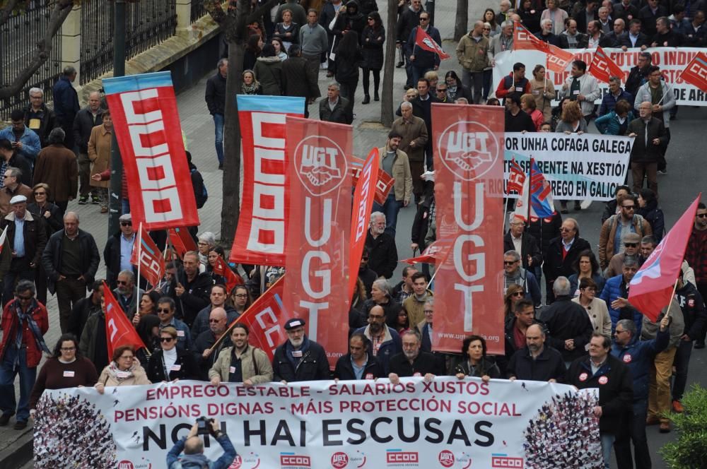 Unas 4.000 han secundado la manifestación convocada por UGT y CCOO que ha arrancado A Palloza y ha terminado en la plaza de Ourense, ante la Delegación del Gobierno en Galicia.