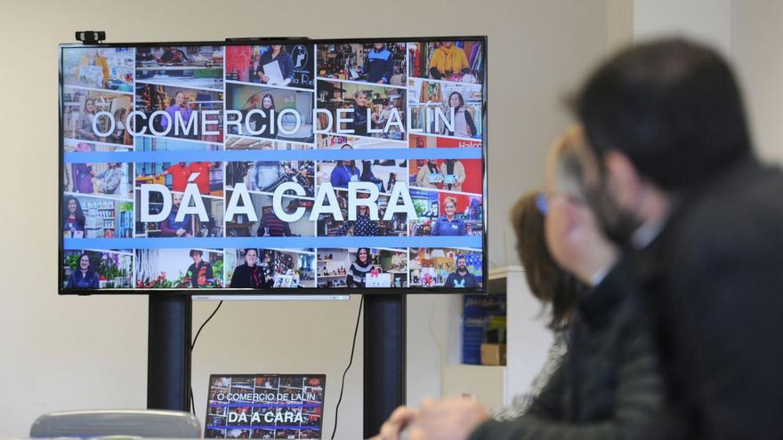 García, Lamas y Campos observan uno de los montajes multimedia. | // BERNABÉ/JAVIER LALÍN