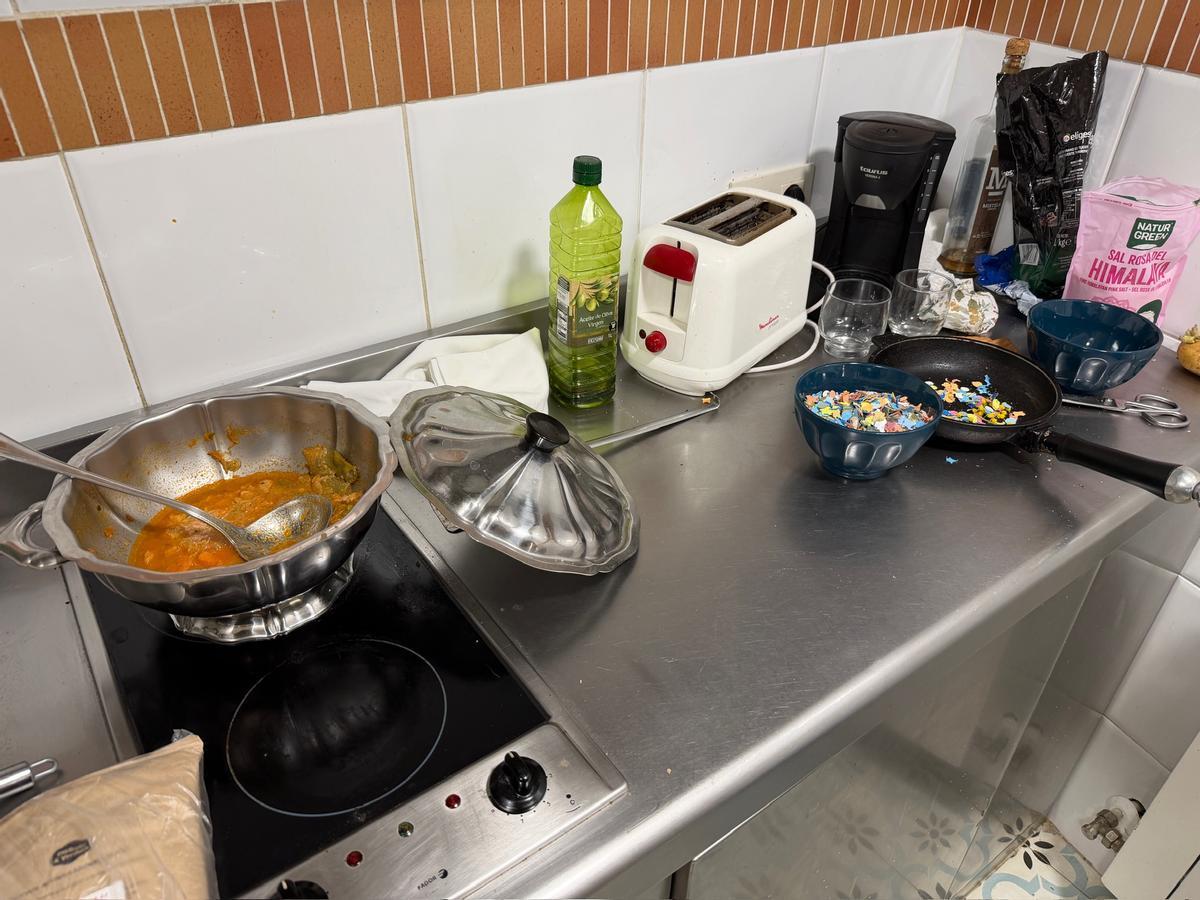 Vista de una de las cocinas del convento de Belorado, con restos de comida en las ollas.