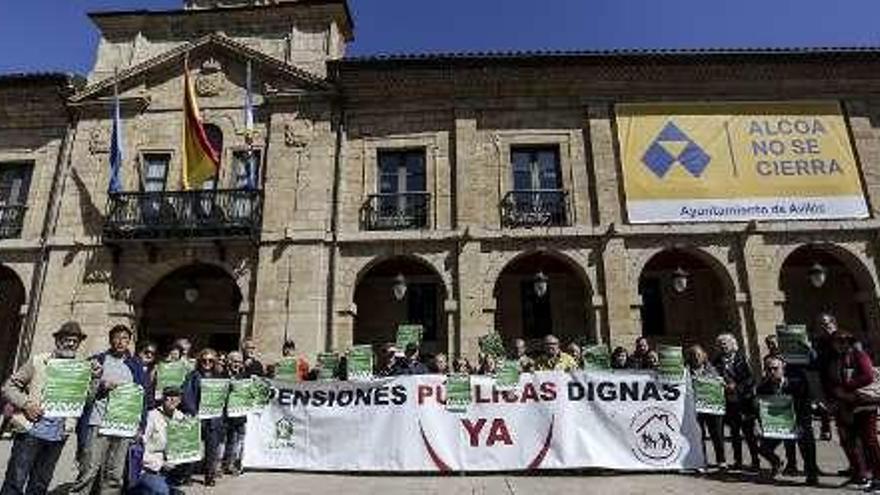 Un grupo de pensionistas, ayer, en la plaza de España.