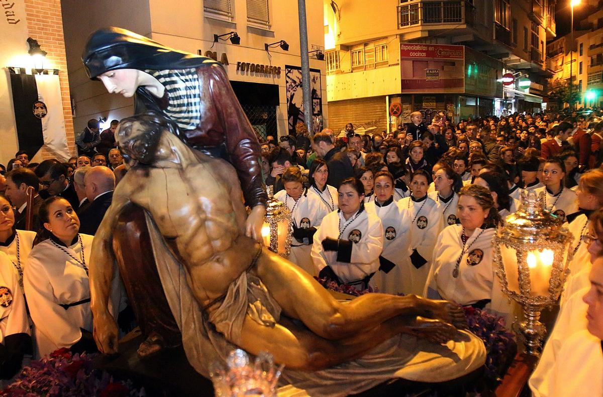 Imagen de un traslado de la Piedad.