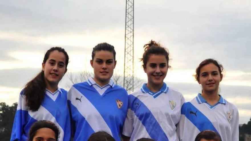 Las jugadoras arousanas posan porque la ocasión lo merece. // I.A.