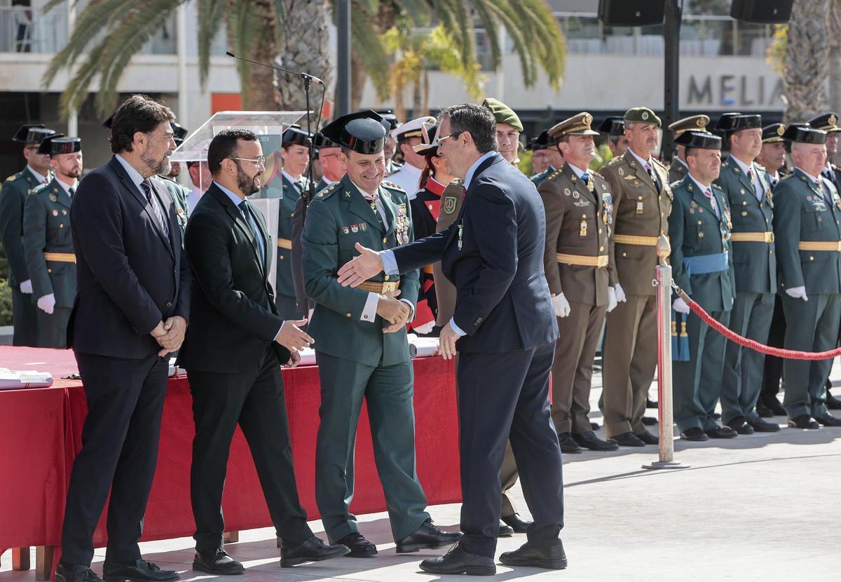 La Guardia Civil de Alicante celebra en el Puerto el día de su Patrona con entrega de condecoraciones