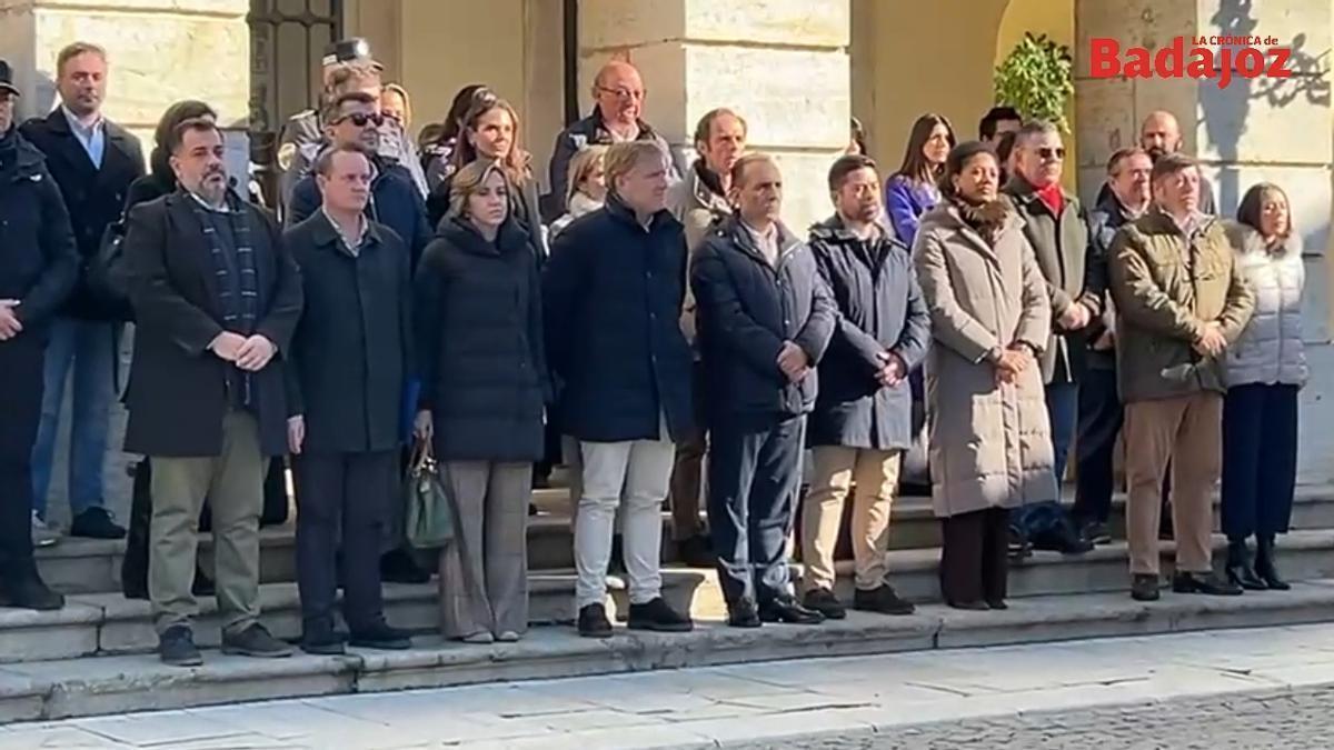 Minuto de silencio en el Ayuntamiento de Badajoz por las víctimas del accidente ferroviario de Córdoba