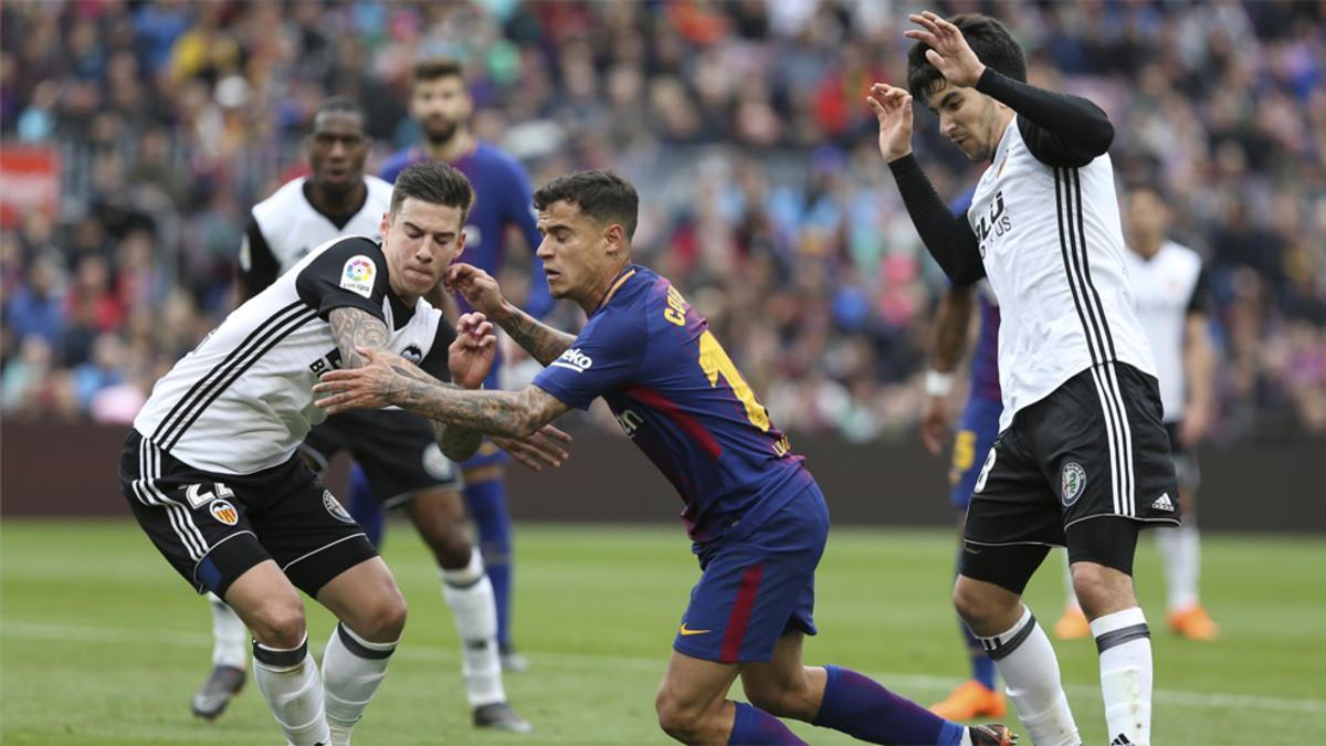 Philippe Coutinho en acción en el duelo del Camp Nou de la Liga 2017/18 entre Barça y Valencia