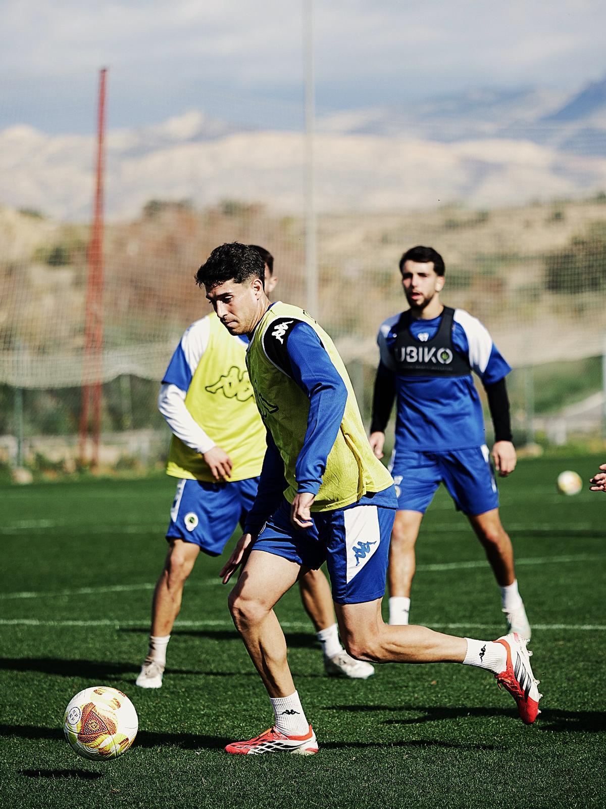 Roger Colomina regresa a la convocatoria del Hércules después de cumplir un partido de sanción.