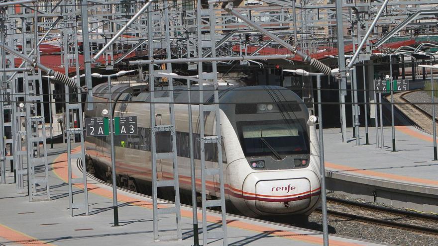 Un tren de Media Distancia entrando en la estación ourensana. |   // IÑAKI OSORIO 