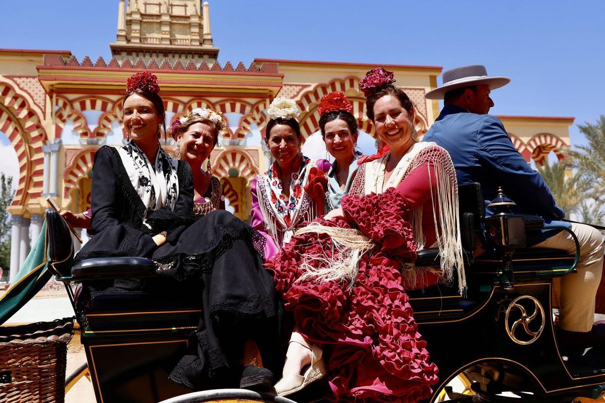 Grupos de amigos y familiares en el sábado de feria, en imágenes