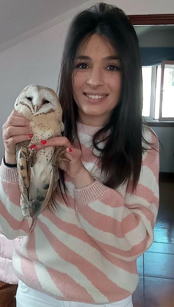 La joven con la lechuza rescatada en la parroquia de Candeán de Vigo.