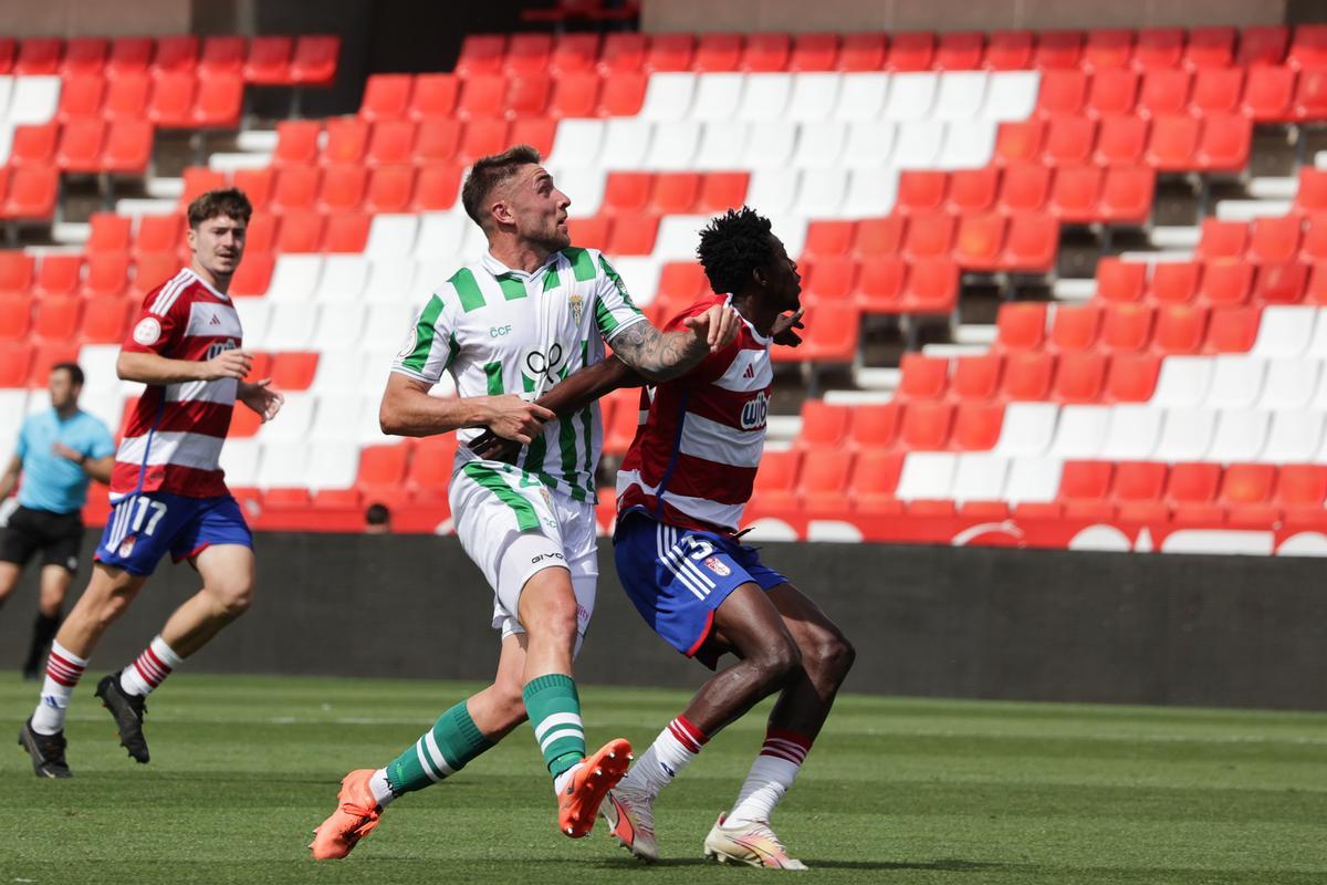 Recreativo Granada-Córdoba CF: las imágenes del partido en Los Cármenes