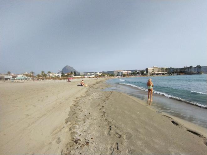 Insólito: el Arenal de Xàbia, la playa "vaciada"