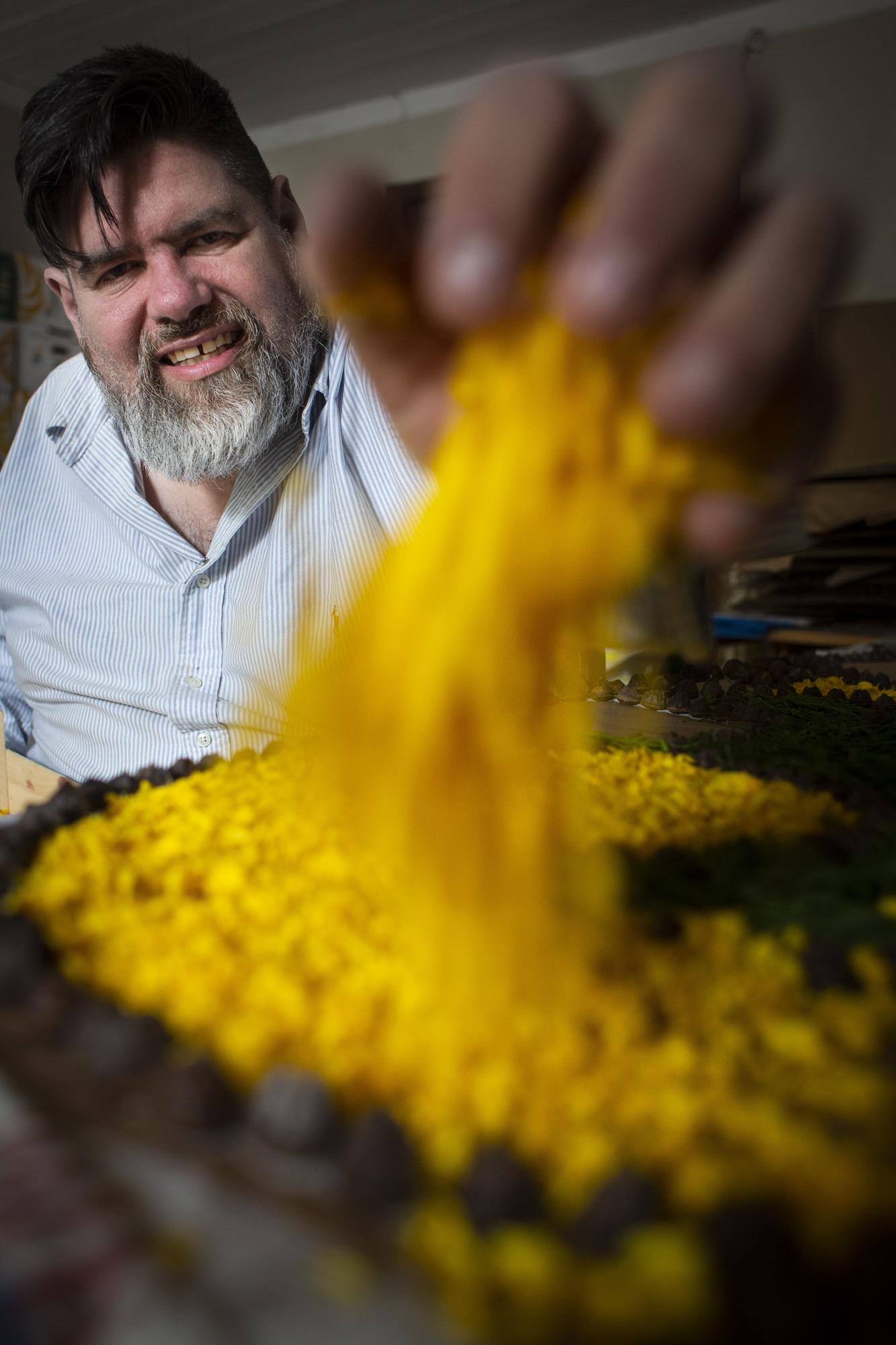 Roberto Frontera, con pétalos de flor que se usan en las alfombras  del Corpus de Castropol, en cuyo diseño y colocación colabora. | Julián Rus