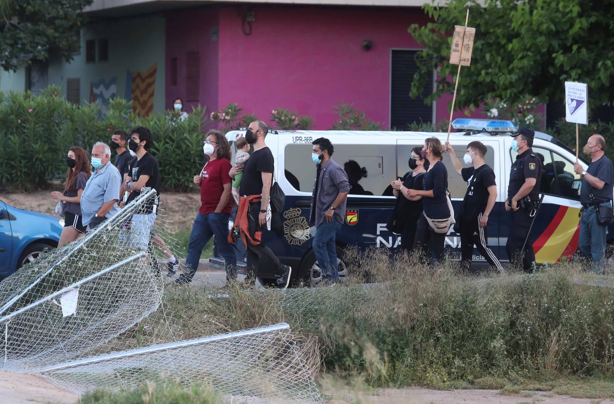Protesta de los vecinos de Benimaclet contra el vallado de solares ocupados