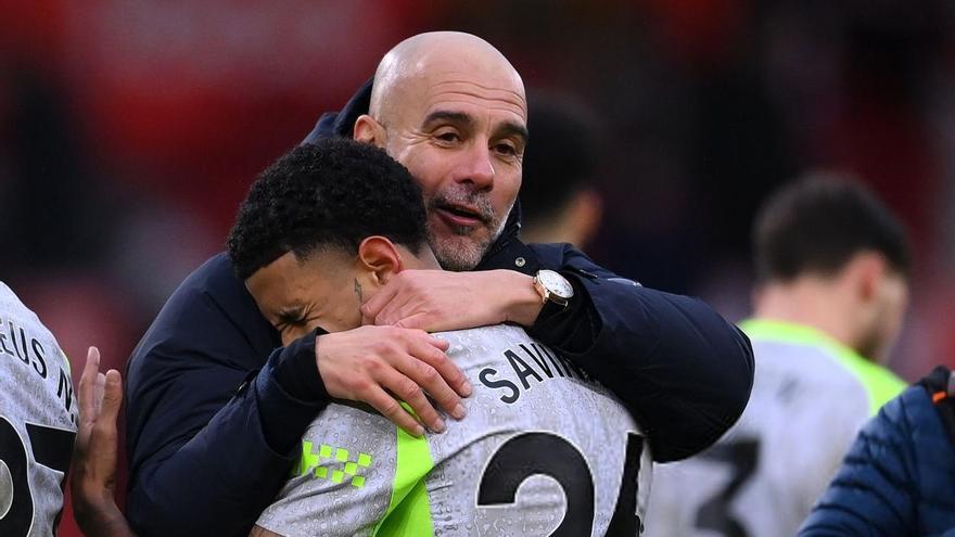 Guardiola abraza al Savinho después de ganar al Nottingham Forest