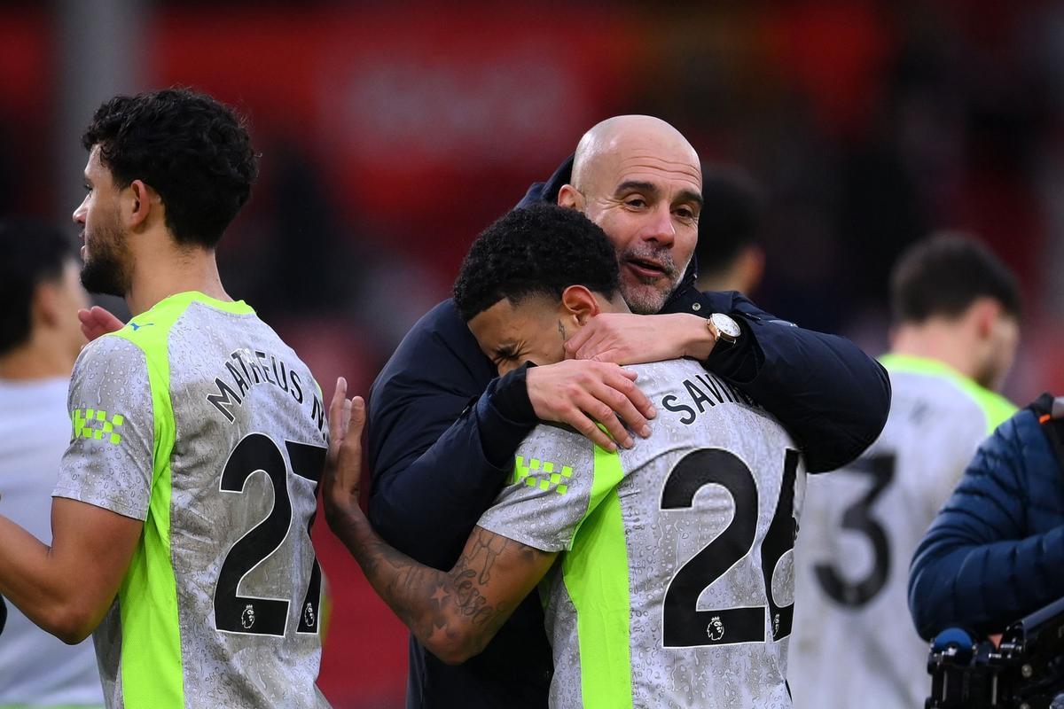 Guardiola abraza al Savinho después de ganar al Nottingham Forest