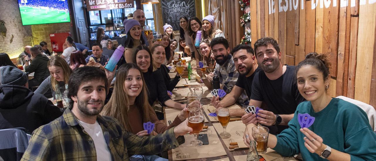 Cena de grupo prenavideña, la semana pasada, en el restaurante Chalito del centro de Barcelona.