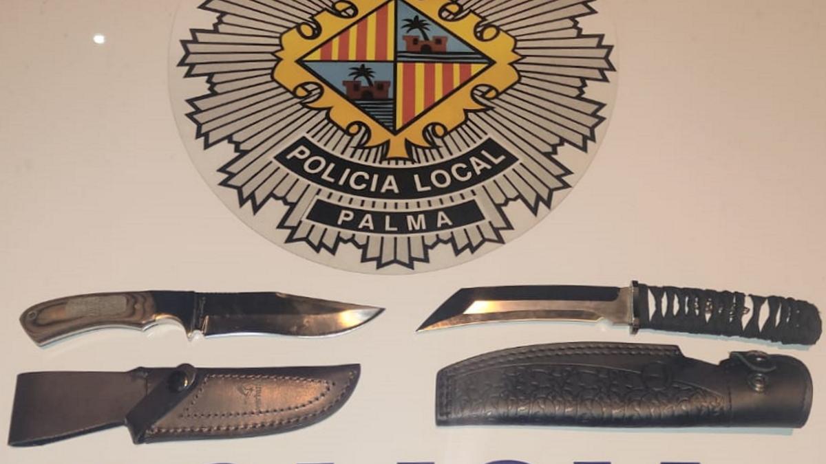 Los cuchillos intervenidos por la Policía en la Plaza de España.