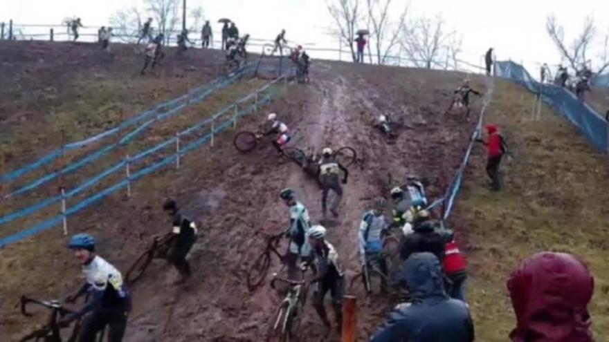 Impactante vídeo de un barrizal en ciclocrós. ¡Todos al suelo!