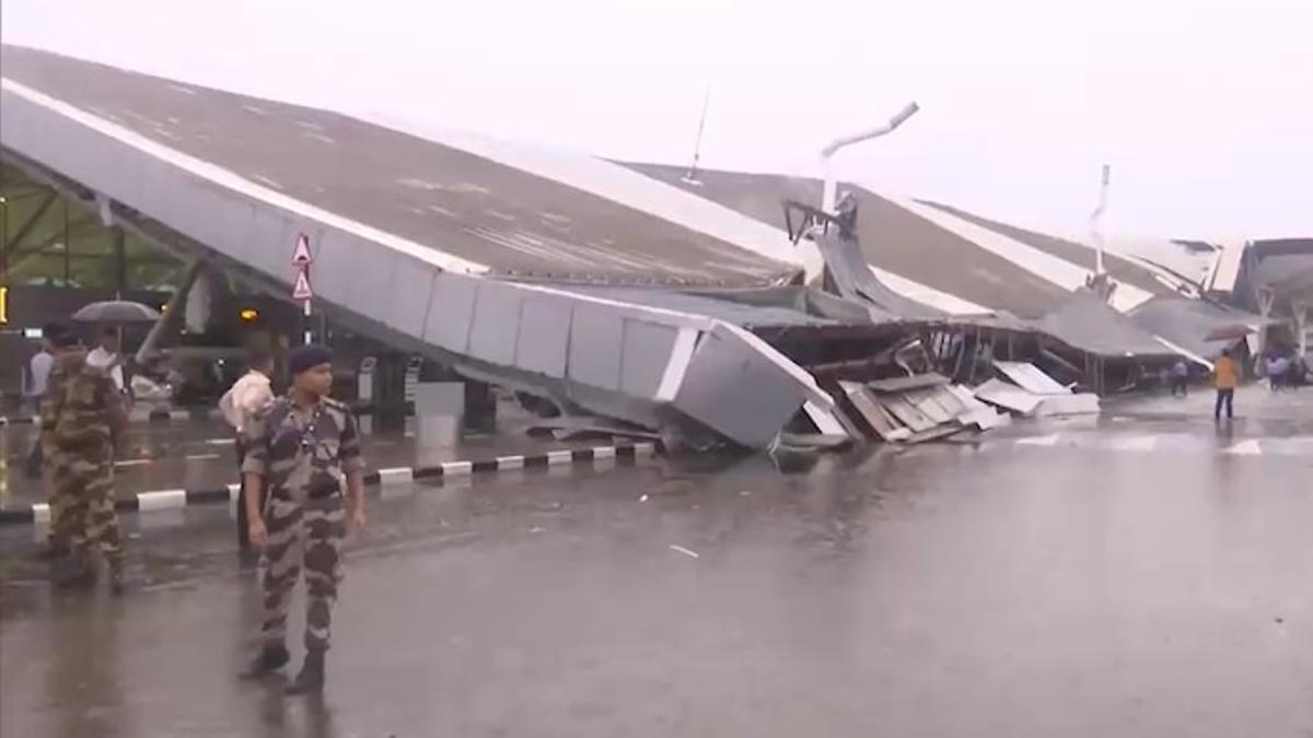 La marquesina de la Terminal 1 del aeropuerto de Nueva Delhi, derrumbada tras las fuertes lluvias.