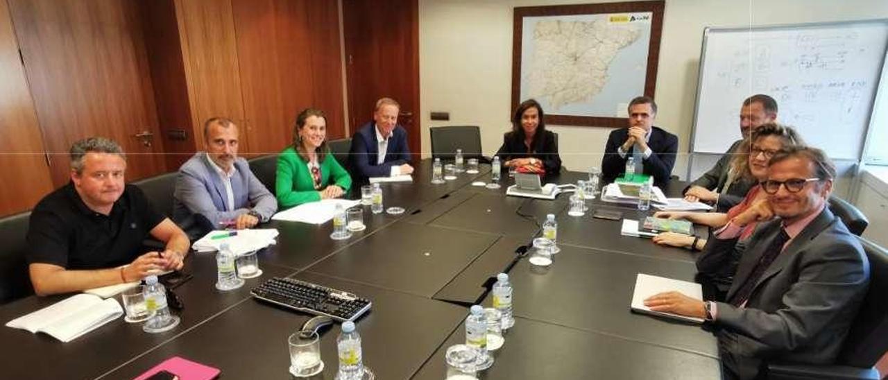 Reunión en Adif con la presidenta y concejales del grupo del PSOE en Ourense. // FdV