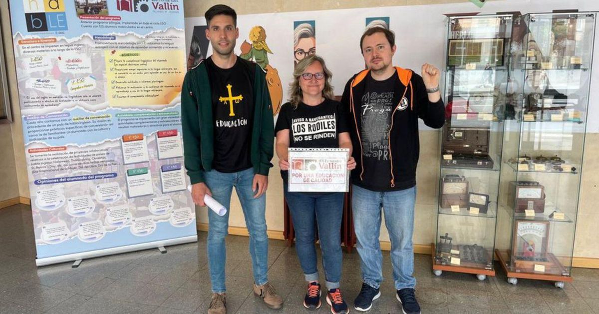 Por arriba, Alejandro Cernuda, Mónica Rodiles y Daniel Lumbreras, en el IES Fernández Vallín; padres en el Palacio Valdés de Avilés, y un cartel en la ventana del Alejandro Casona de Cangas del Narcea. | M. V. / D. Á.